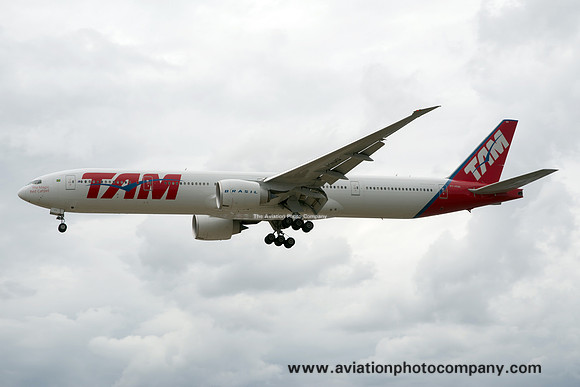 TAM Boeing 777-300ER PT-MUG at London Heathrow (2015)