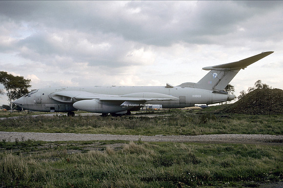RAF Handley Page Victor K.2 XH669 dumped at RAF Waddington (1992)