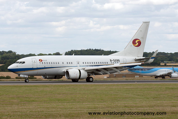 Boeing 737BBJ B-5286 at Luton (2015)