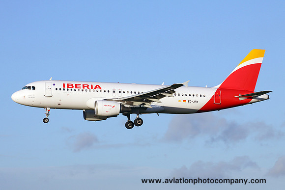 Iberia Airbus A320-200 EC-JFN at Heathrow (2016)