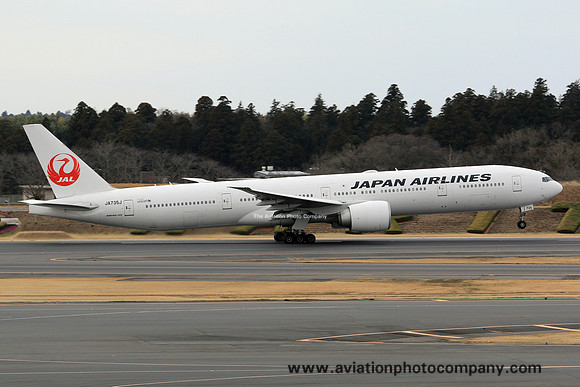 Japan Airlines Boeing 777-300ER JA735J at Tokyo Narita (2015)