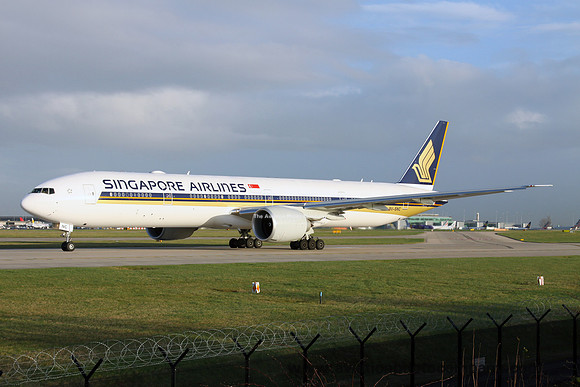 Singapore Airlines Boeing 777-300ER 9V-SNC at Manchester (2016)