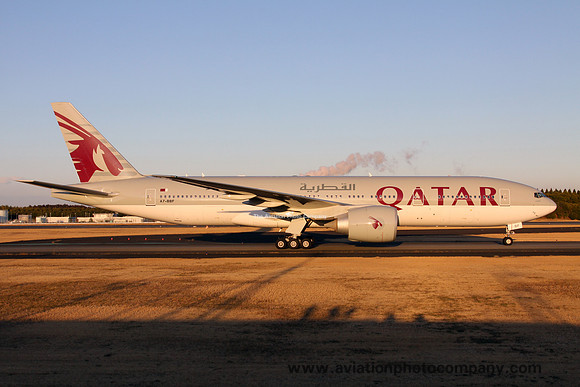 Qatar Airways Boeing 777-200LR A7-BBF at Tokyo Narita (2016)