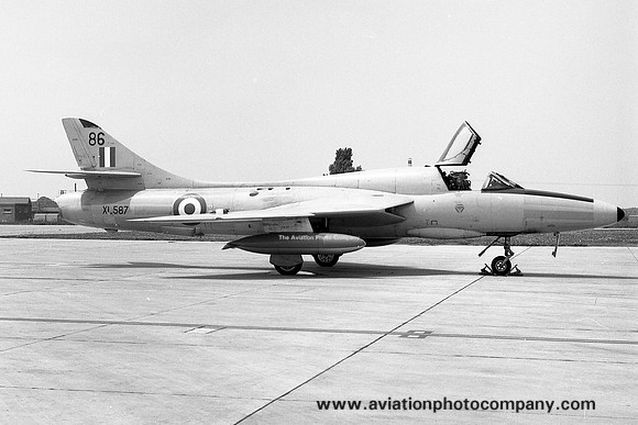RAF 229 OCU Hawker Hunter T.7 XL587/86 (1969)