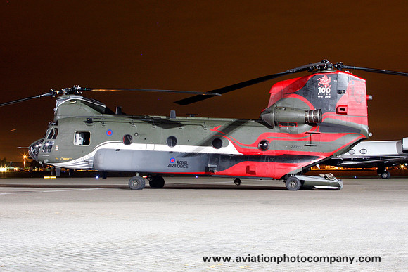 RAF 18 Squadron Vertol Chinook HC.4 ZA712 at RAF Northolt (2015)