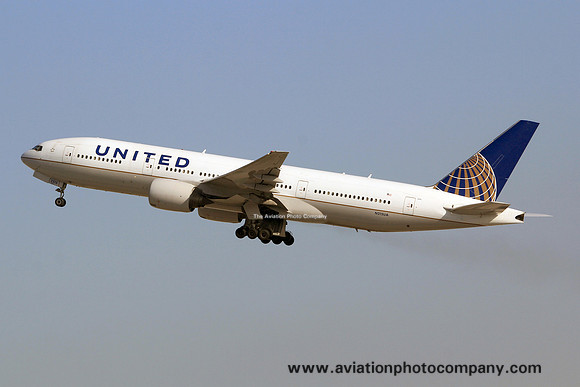 United Airlines Boeing 777-200 N215UA at Los Angeles IAP (2014)