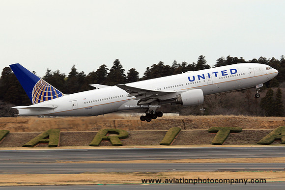 United Airlines Boeing 777-200 N213UA at Tokyo Narita (2015)