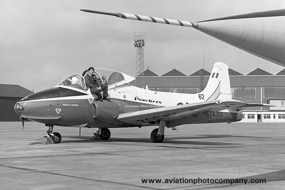 RAF College Poachers Hunting Jet Provost T.5 XW352 at RAF Leuchars (1971)