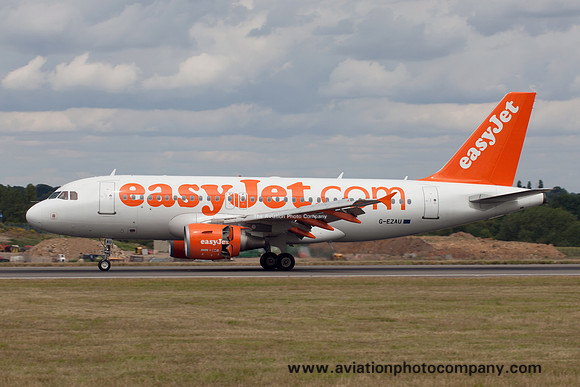 easyJet Airbus A319-100 G-EZAU at Luton (2015)