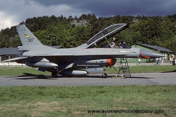 Norwegian Air Force 338 Skv General Dynamics F-16B Fighting Falcon 307 (1989)