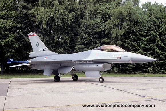 Dutch Air Force 315 Squadron General Dynamics F-16A Fighting Falcon J-137 (1989)