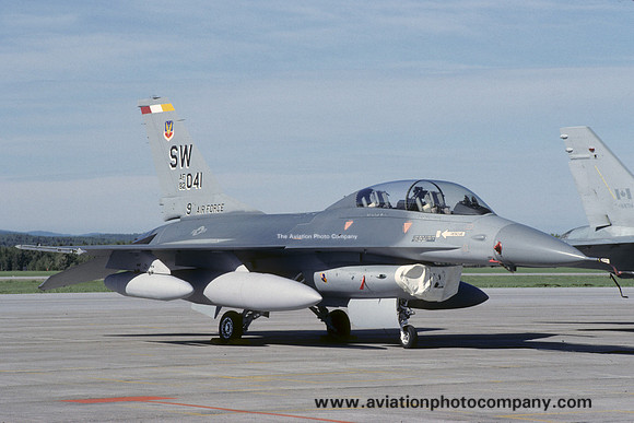 USAF 363 TFW General Dynamics F-16B Fighting Falcon 82-0041/SW (1984)