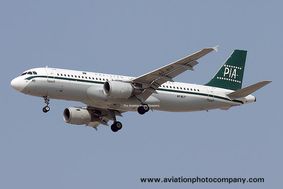 PIA Pakistan International Airlines Airbus A320-200 AP-BLT at Dubai (2016)