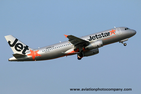 Jetstar Japan Airbus A320-200 JA09JJ at Tokyo Narita (2015)