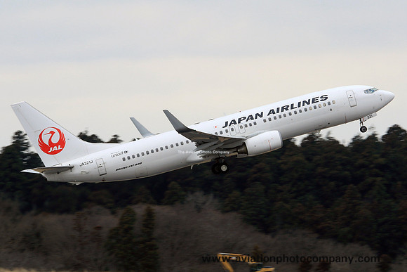 Japan Airlines Boeing 737-800 JA321J at Tokyo Narita (2015)