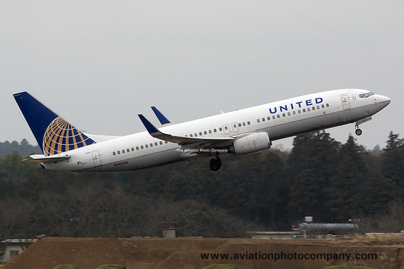 United Airlines Boeing 737-800 N14235 at Tokyo Narita (2015)