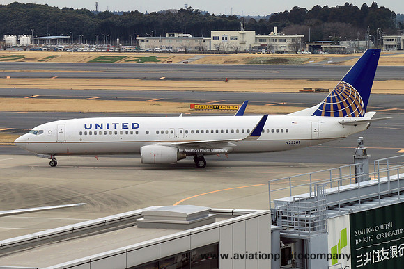 United Airlines Boeing 737-800 N25201 at Tokyo Narita (2015)
