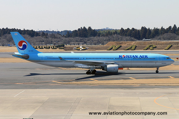 Korean Air Airbus A330-300 HL7584 at Tokyo Narita (2015)