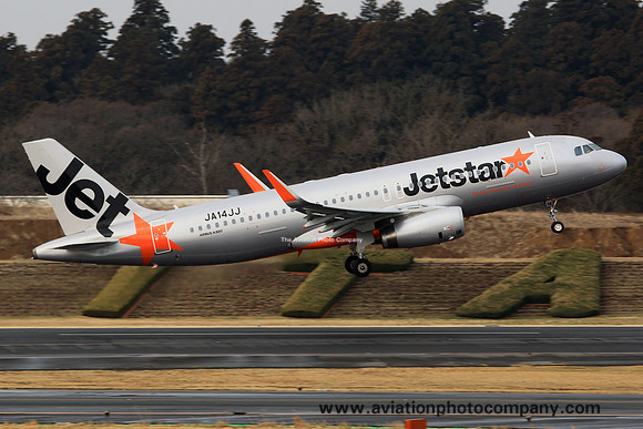 Jetstar Japan Airbus A320-200 JA14JJ at Tokyo Narita (2015)