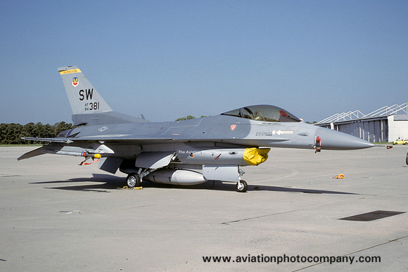 USAF 363 TFW 19 TFS General Dynamics F-16C Fighting Falcon 84-1381/SW (1986)