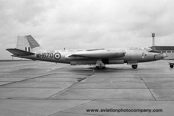 RAF 98 Squadron English Electric Canberra B.2 WH670/E (1966)