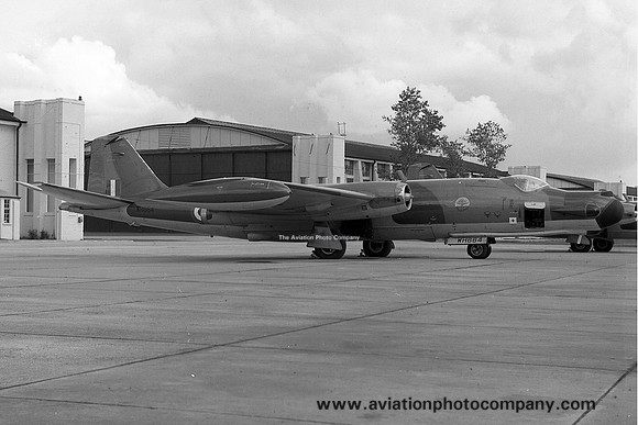 A&AEE Naval Test Squadron English Electric Canberra T.17 WH667 (1969)