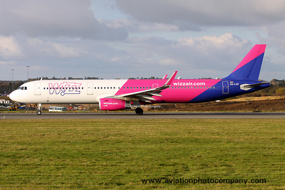 Wizz Air Airbus A321-200 HA-LXE at Luton (2016)
