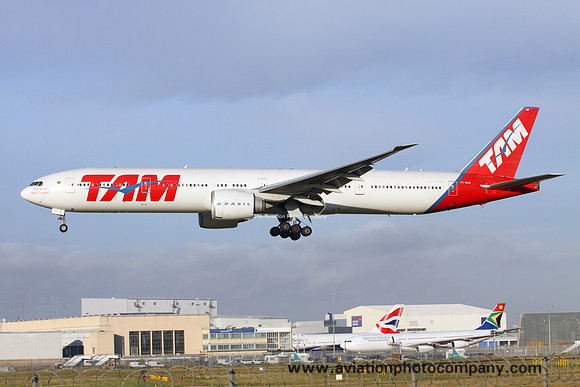 TAM Boeing 777-300ER PT-MUB at London Heathrow (2016)
