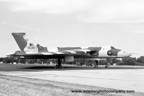 RAF 44 Squadron Avro Vulcan B.2 XL319 (1982)