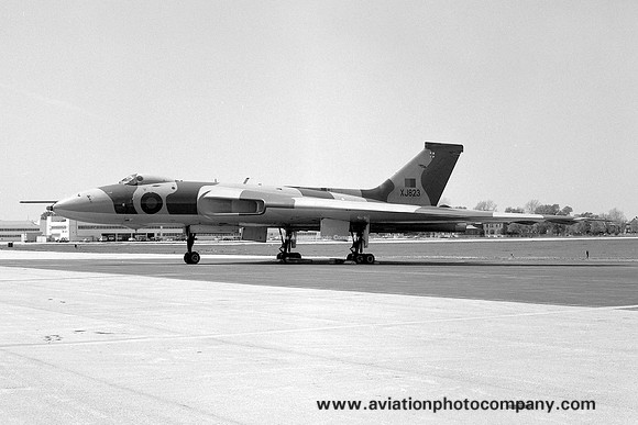 RAF 50 Squadron Avro Vulcan B.2 XJ823 (1982)