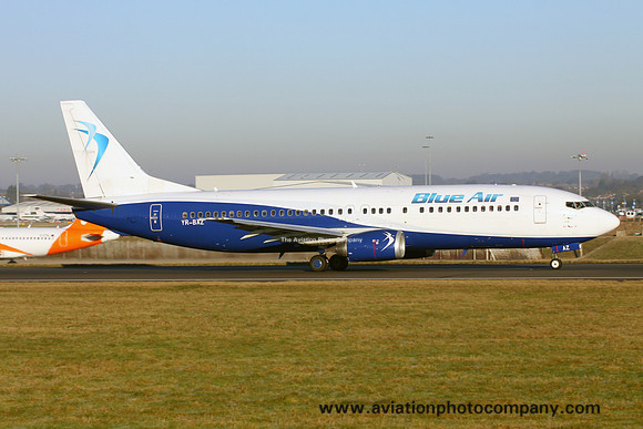 Blue Air Boeing 737-400 YR-BAZ at Luton (2017)