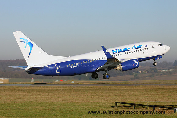 Blue Air Boeing 737-400 YR-BMA at Luton (2017)