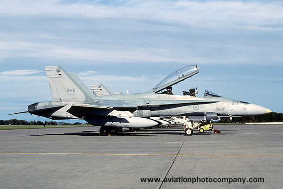 Canadian Air Force 433 Squadron McDonnell Douglas CF-188B Hornet 188921 (1990)
