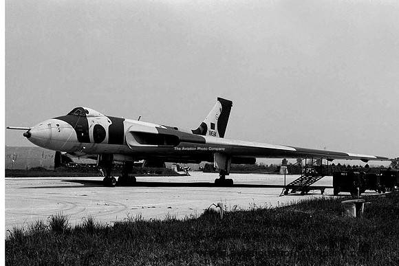 RAF 44 Squadron Avro Vulcan B.2 XM594 (1982)
