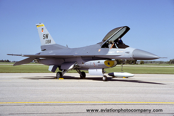 USAF 363 TFW 33 TFS General Dynamics F-16C Fighting Falcon 83-1158/SW (1986)