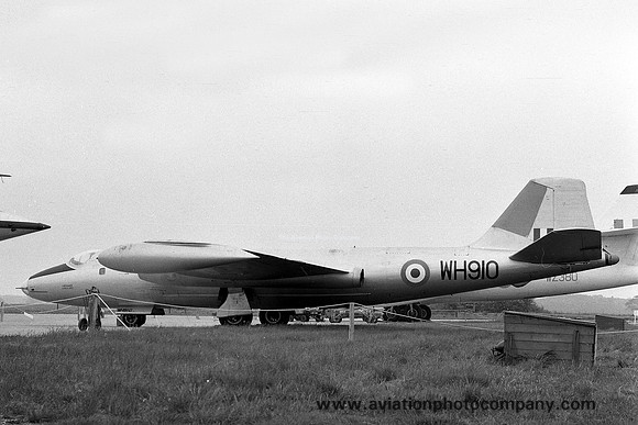 RAF 35 Squadron English Electric Canberra B.2 WH910 (1959)