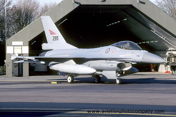 Norwegian Air Force 331 Skv General Dynamics F-16AM Fighting Falcon 295 (2004)