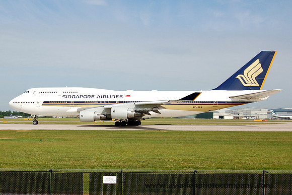 Singapore Airlines Boeing 747-412 9V-SPA at Manchester IAP (2006)