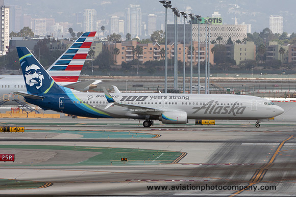 Alaska Airlines Boeing 737-990ER N248AK at Los Angeles IAP (2016)