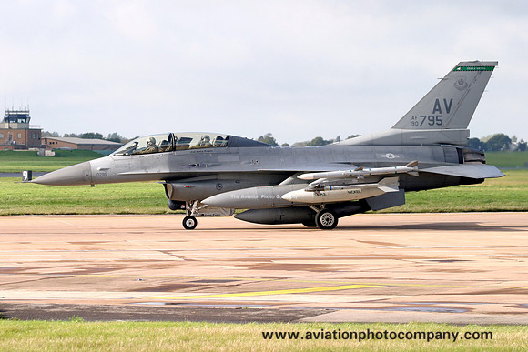 USAF 31st Fighter Wing 555th Fighter Squadron GD F-16D Fighting Falcon 90-0795/AV (2006)