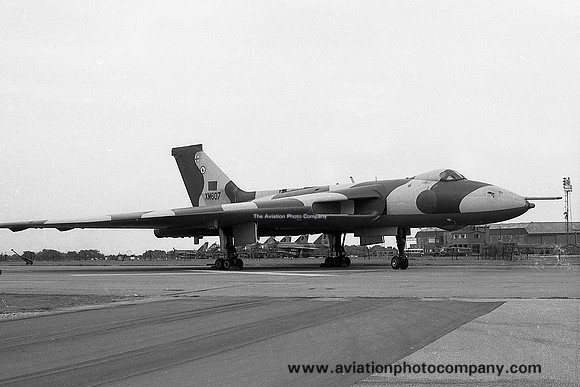 RAF 44 Squadron Avro Vulcan B.2 XM607 (1982)