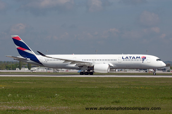 LATAM Brasil/Qatar Airways Airbus A350-941 A7-AMC at Munich (2017)