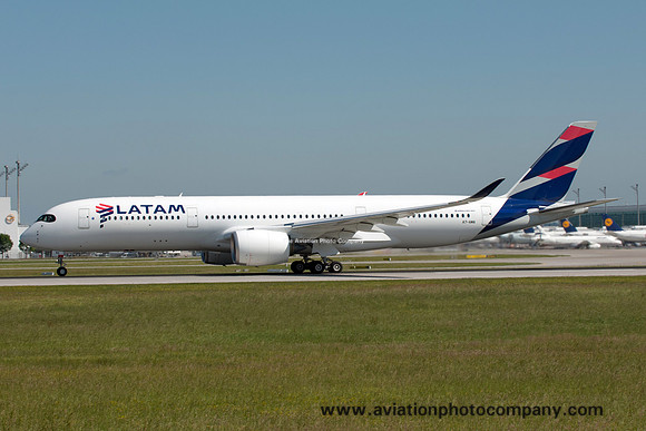 LATAM/Qatar Airways Airbus A350-900 A7-AMA (2017)