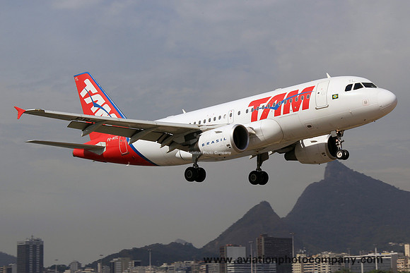 TAM Airbus A319-100 PR-MYL (2015)