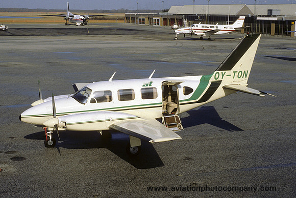 Piper PA-31-310 Navajo OY-TON (1986)