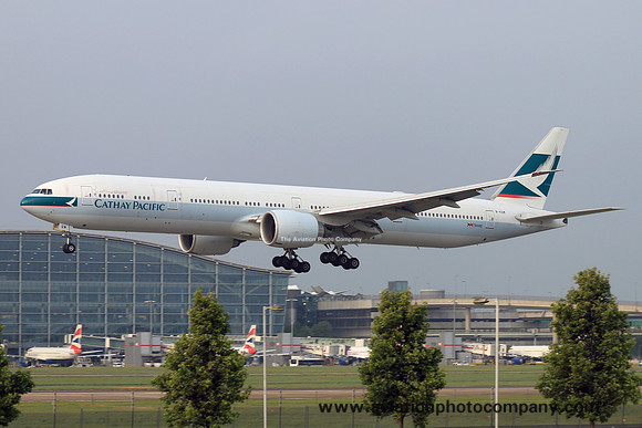 Cathay Pacific Boeing 777-300ER B-KQM at London Heathrow (2017)
