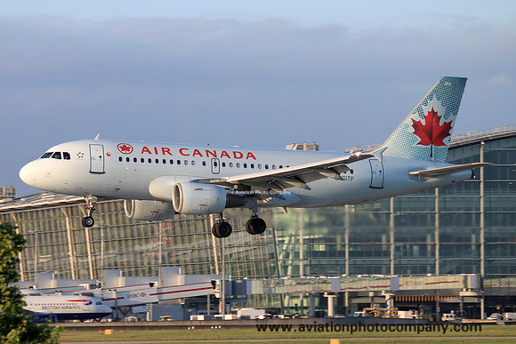 Air Canada Airbus A319-100 C-GITP at London Heathrow (2017)
