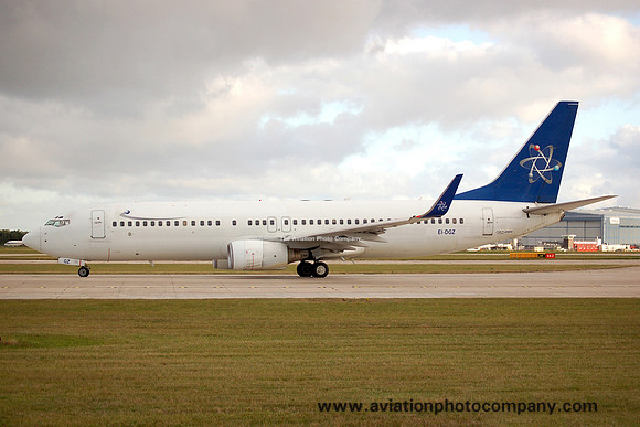 Futura International Airways Boeing 737-86N EI-DGZ at Manchester (2006)