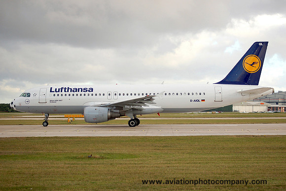 Lufthansa Airbus A320-211 D-AIQL at Manchester (2006)