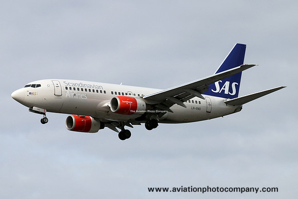 SAS Scandinavian Airline System Boeing 737-783 LN-RNO at London Heathrow (2015)